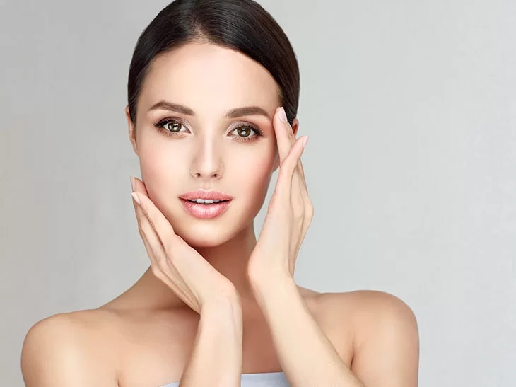 Mulher após receber tratamento de Luz Intensa Pulsada facial realizado pela Dra. Sheila Matielo.