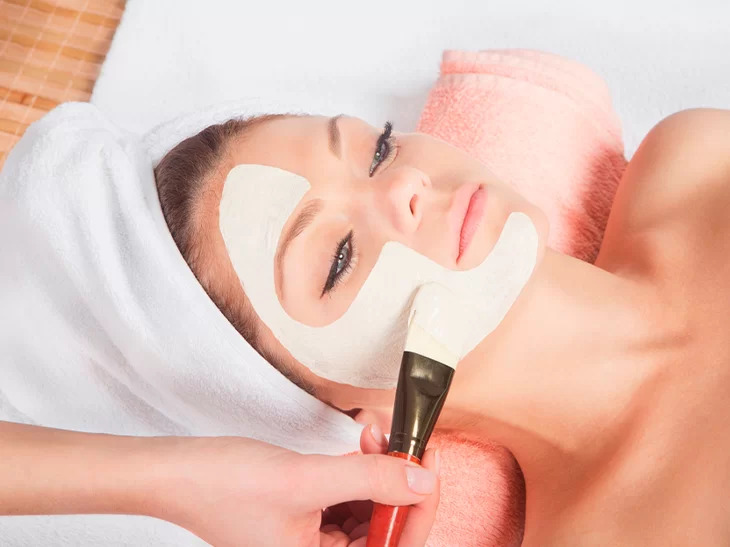 Mulher recebendo peeling químico com máscara facial na Clínica Dra. Sheila Matielo.