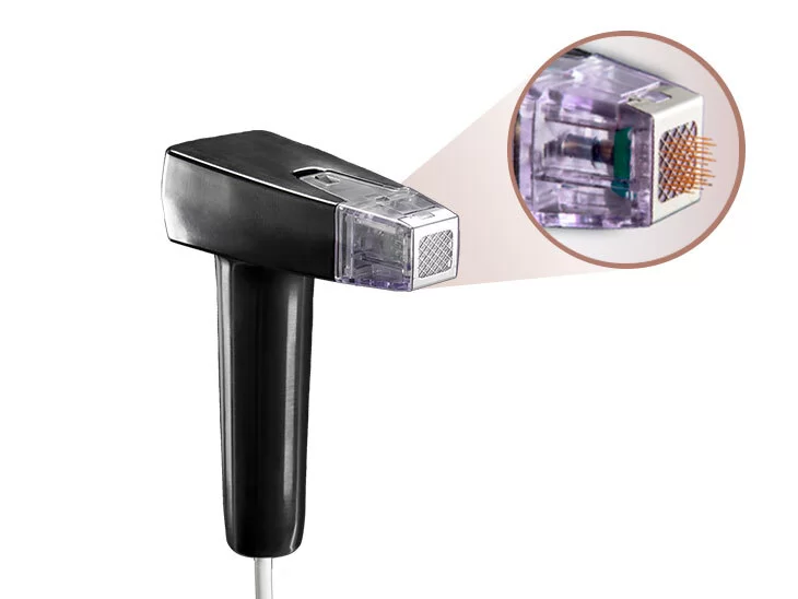 a imagem mostra um aparelho tecnológico preto, dando foco a ponta desse aparelho, mostrando como é o aparelho por dentro.