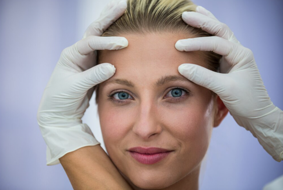 Comparação entre áreas tratadas no lifting facial completo e no minilifting em paciente feminina.